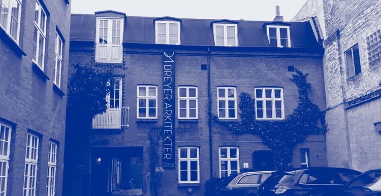 Billede af facaden hos Aarhusianske Dreyer Arkitekter, der er blevet tilført blåt farvefilter, som matcher den visuelle identitet. 